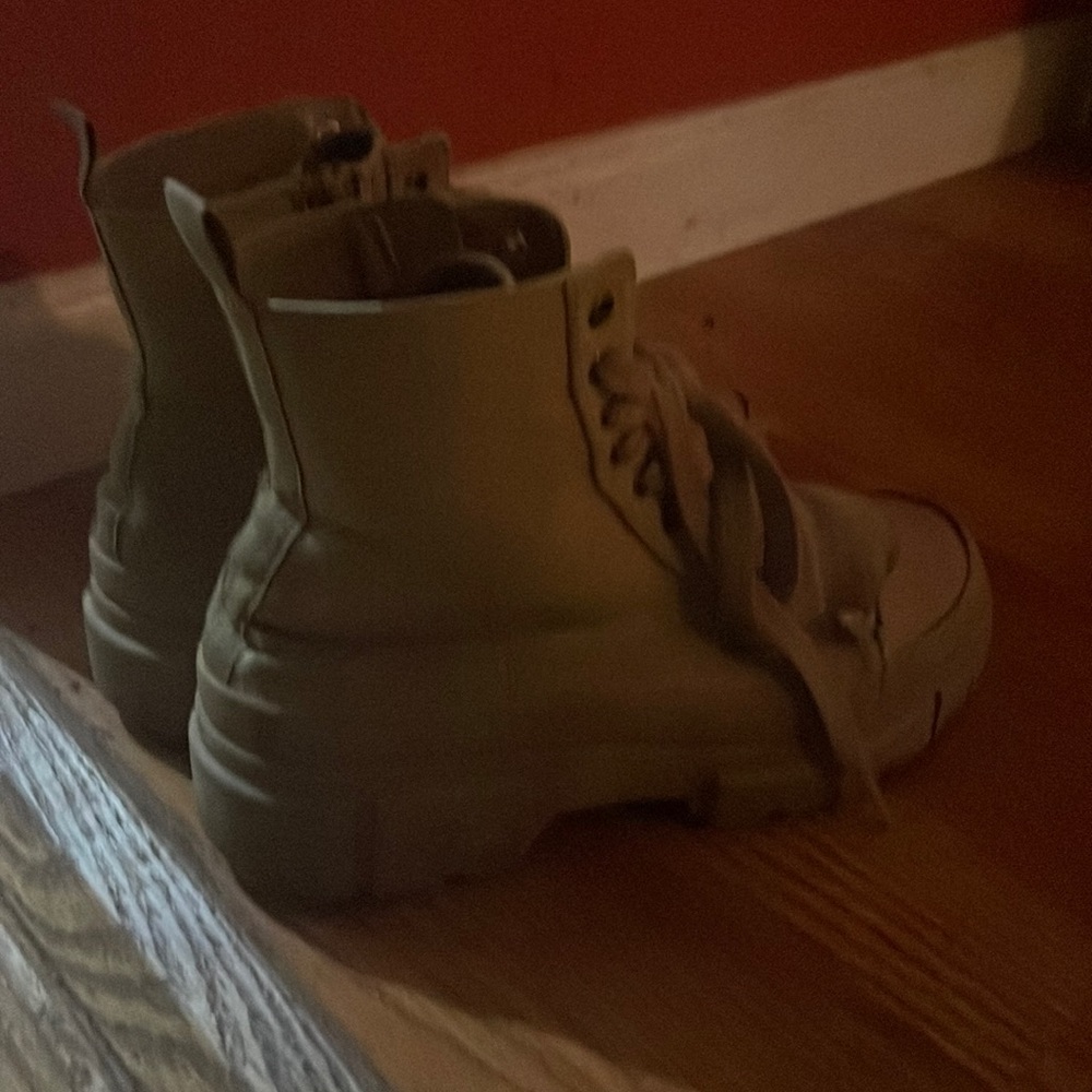 These vintage boots are for most casualties. They look good with any fall look.